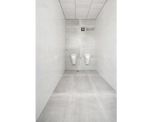 Svetlá miestnosť s pisoármi s dvoma pisoármi a držadlom