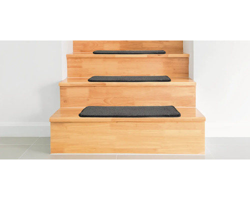 Drevené schodisko s tmavými stupňovými rohožami