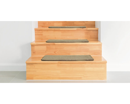 Drevené schodisko s kobercovými stupnicami