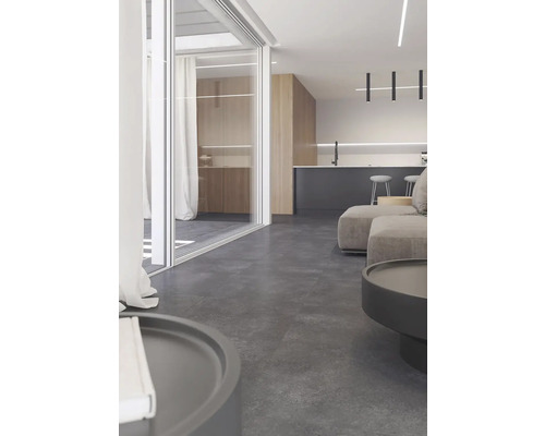 Svetlý obývací priestor s pohovkou, stolom a otvorenou kuchyňou.