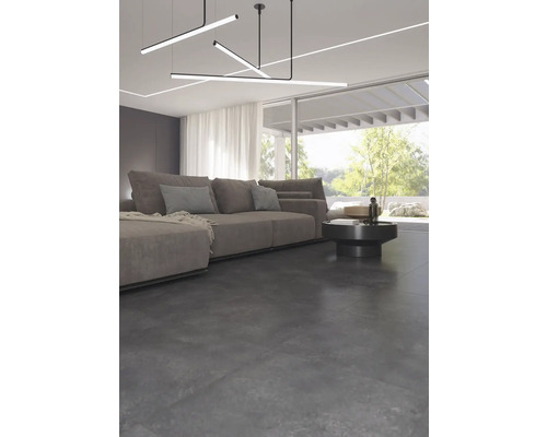 Moderná obývacia izba so sivou pohovkou, tmavým konferenčným stolíkom a lineárnymi závesnými svietidlami.