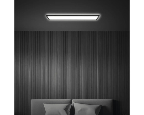 Obdĺžnikové stropné svietidlo nad posteľou v spálni