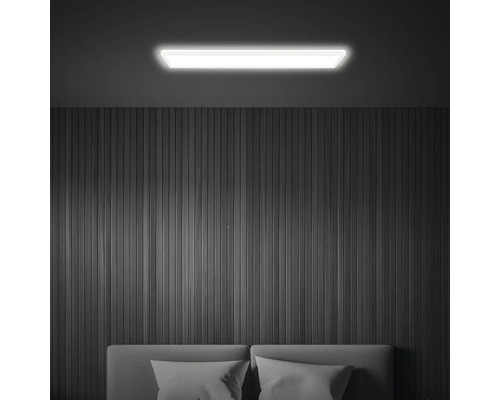 Osvetlený strop miestnosti so stropným LED svietidlom nad posteľou