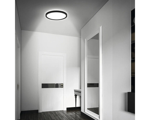 Stropné svietidlo na chodbe domu.