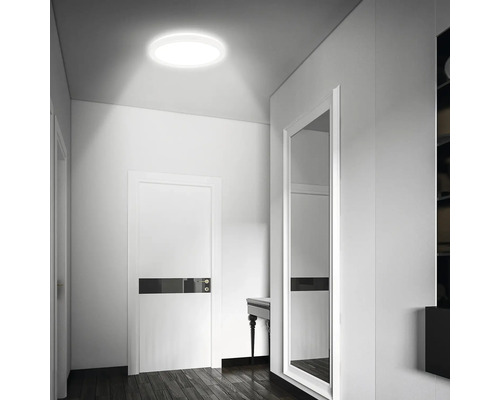 Chodba so stropným svietidlom, dverami a zrkadlom