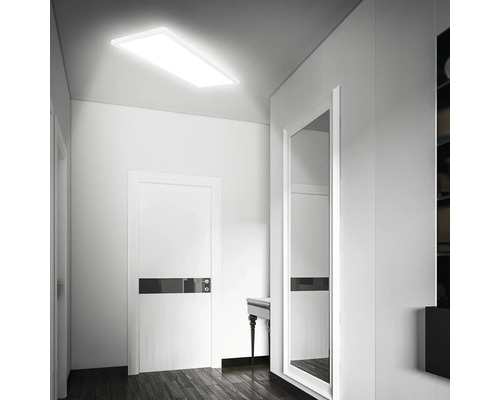 Chodba s bielym stropným svietidlom, dverami a zrkadlom