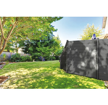 Pohľad do záhrady s dreveným plotom pre súkromie