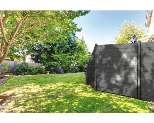 Pohľad do záhrady s dreveným plotom pre súkromie