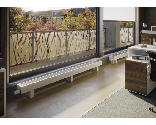 Kancelársky priestor s lavicovým radiátorom pred oknom