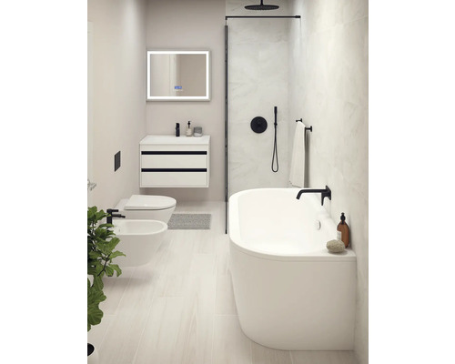 Svetlá kúpeľňa s vaňou, toaletou, bidetom a umývadlom