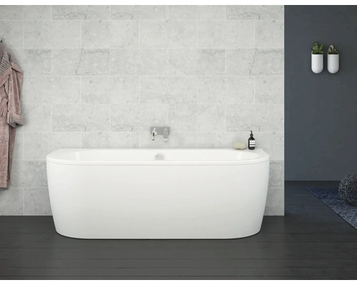 Voľne stojaca vaňa v kúpeľni so svetlými mramorovými obkladmi