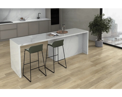 Svetlá kuchyňa s drevenou podlahou, kuchynským ostrovčekom a barovými stoličkami