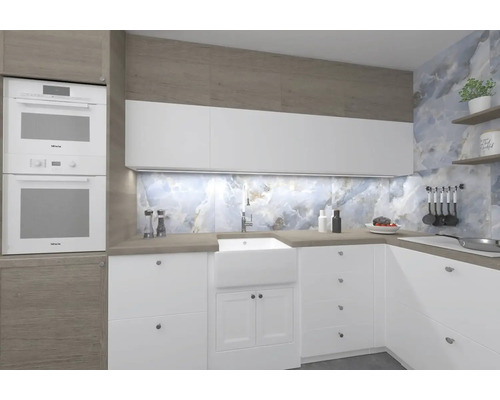 Moderná kuchyňa s bielymi skrinkami, umývadlom a vstavanými spotrebičmi.