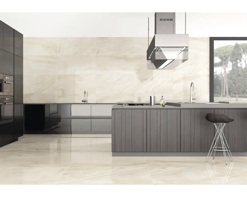 Moderná kuchyňa s kuchynským ostrovčekom, drezom, odsávačom pár a podlahovými dlaždicami so vzhľadom mramoru.