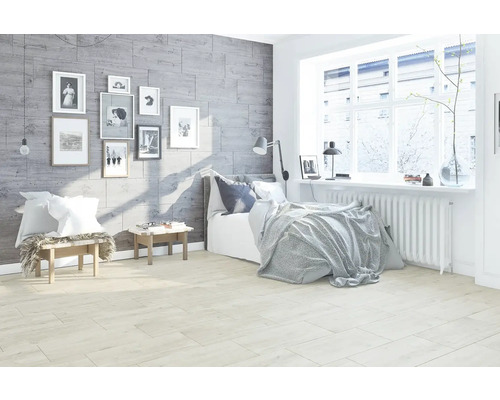 Svetlá spálňa s posteľou, oknom a dekoratívnou úpravou stien