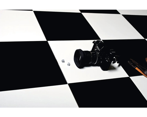 Šachovnicový vzor podlahové dlaždice s fotoaparátom a kockami