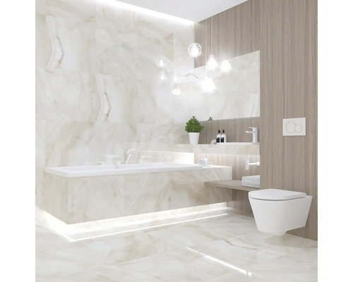 Svetlá kúpeľňa s vaňou, toaletou a umývadlom