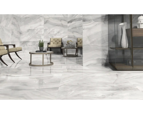 Svetlá miestnosť s obkladmi stien a podláh v mramorovom vzhľade, nábytkom a dekoráciou