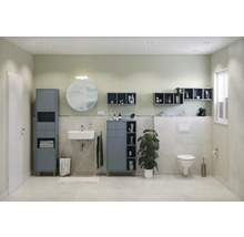 Svetlá kúpeľňa s umývadlom, toaletou, kúpeľňovým nábytkom a dekoráciou