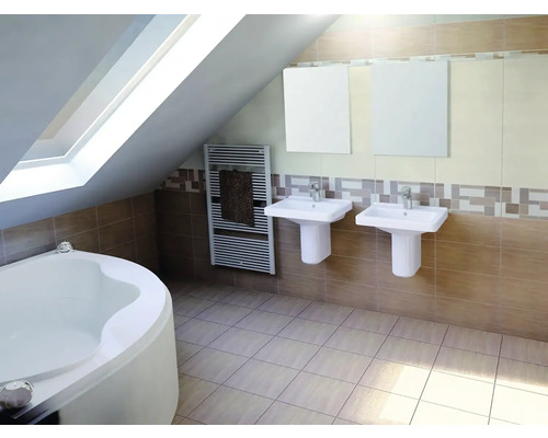 Svetlá kúpeľňa s vaňou, umývadlami a radiátorom na uteráky pod strešným oknom.