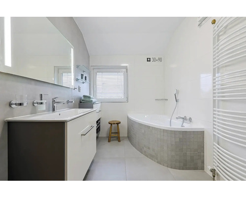 Svetlá kúpeľňa s umývadlom, zrkadlom, vaňou a radiátorom