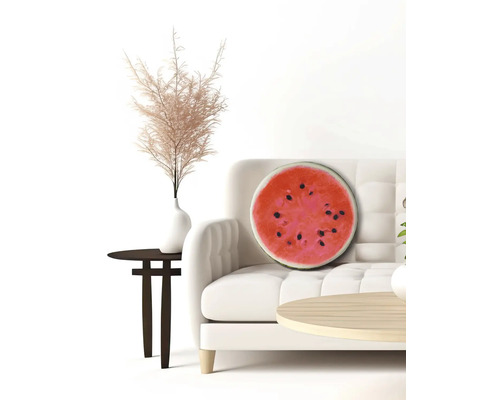 Dekoratívny melónový vankúš na pohovke vo svetlej miestnosti.