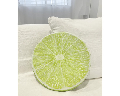 Okrúhly vankúš s motívom limetky na posteli