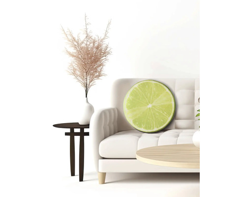 Dekoratívna scéna s pohovkou, stolom a limetkovým vankúšom