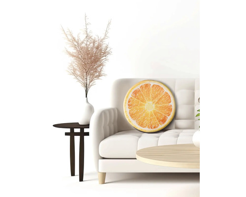 Dekoratívny interiér s pohovkou, odkladacím stolíkom a vankúšom s dizajnom plátku pomaranča