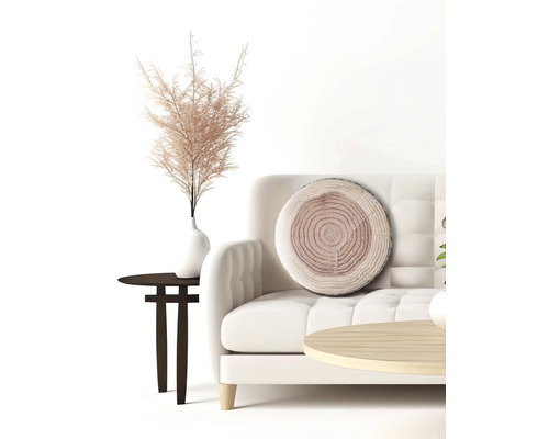 Scéna s pohovkou, príručnými stolíkmi, dekoráciou a vankúšom s dizajnom kmeňa stromu