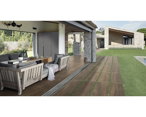 Terasa s drevenými dlaždicami, sedením a výhľadom do záhrady