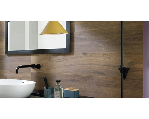 Kúpeľňa s umývadlom, zrkadlom a obkladmi imitujúcimi drevo