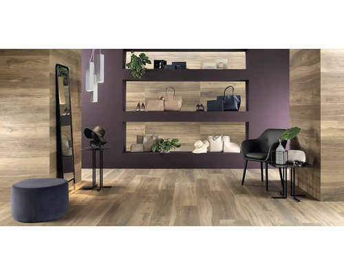 Šatňa s drevenými dlaždicami, zrkadlom a sedením