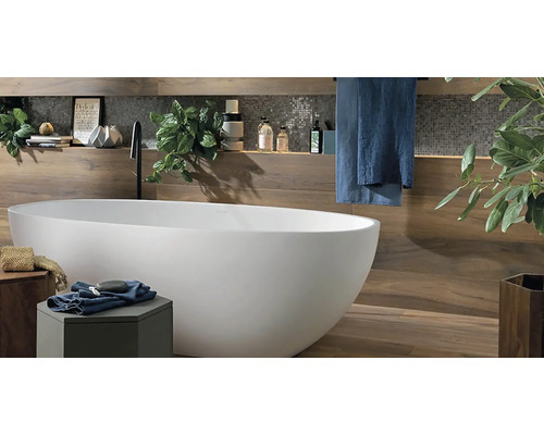 Kúpeľňa s voľne stojacou vaňou, drevenou stenou a rastlinami