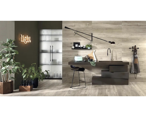 Svetlá kuchyňa s rastlinami, neónový nápis, umývadlo, barová stolička a drevená podlahová dlažba