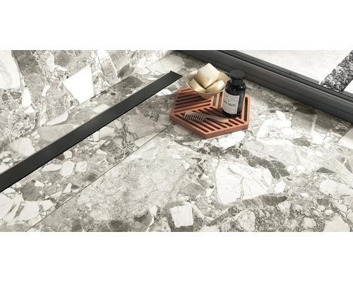 Podlaha kúpeľne s odtokovým žľabom, mydlom, kefou na vlasy a soľou do kúpeľa