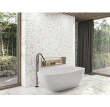 Moderná kúpeľňa s voľne stojacou vaňou, mozaikovou stenou a oknom s výhľadom do záhrady