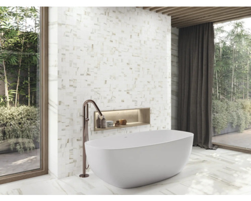 Moderná kúpeľňa s voľne stojacou vaňou, mozaikovou stenou a oknom s výhľadom do záhrady