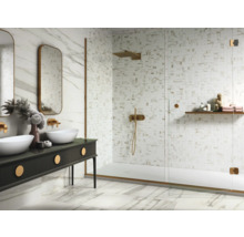 Moderná kúpeľňa s dvojitým umývadlom, zrkadlami a sprchovacím kútom s mozaikovými obkladmi