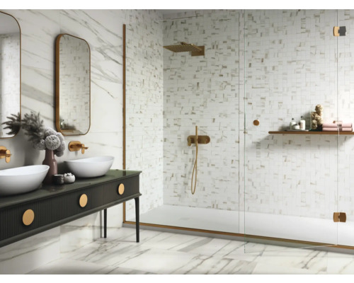 Moderná kúpeľňa s dvojitým umývadlom, zrkadlami a sprchovacím kútom s mozaikovými obkladmi