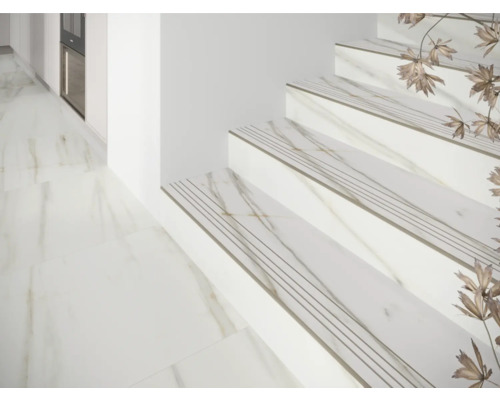 Schodisko s nášľapnými dlaždicami zo spekanej dlažby v interiéri