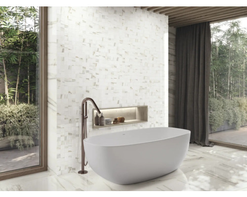 Kúpeľňa s voľne stojacou vaňou, mozaikovou stenou a oknom