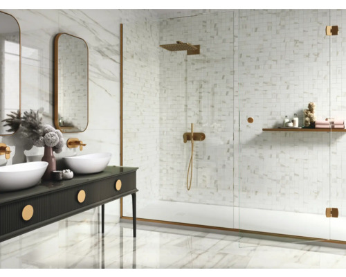 Moderná kúpeľňa s dvojitým umývadlom, zrkadlami a sprchovacím kútom