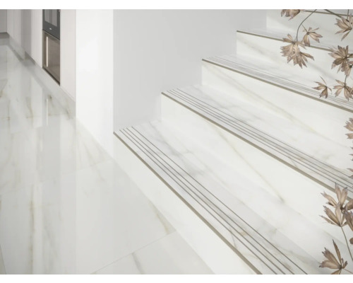 Svetlá schodisková hala s bielymi mramorovými stupňami a dlažbou