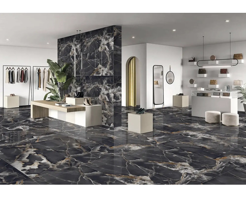 Interiér obchodu s oblečením s podlahovými a nástennými dlaždicami so vzhľadom mramoru