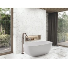 Kúpeľňa s voľne stojacou vaňou, armatúrou, nástennou nikou a mozaikovými obkladmi