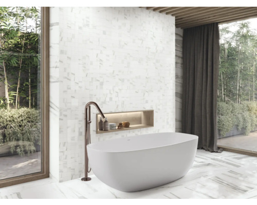 Kúpeľňa s voľne stojacou vaňou, armatúrou, nástennou nikou a mozaikovými obkladmi