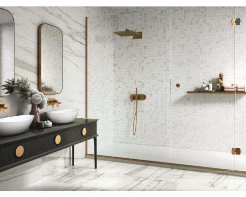 Kúpeľňa s dvojitým umývadlom, zrkadlami a sprchovacím kútom s mozaikovými obkladmi