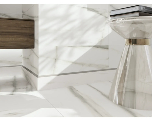 Kúpeľňa s bielymi mramorovými obkladmi, skrinkou pod umývadlo a akrylovou stoličkou