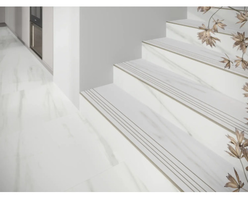 Scéna so schodiskom s podložkami a podlahovými dlaždicami s mramorovým vzhľadom.